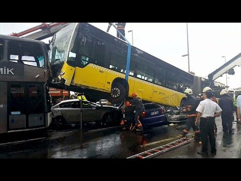 بالفيديو راكب يضرب سائق حافلة في اسطنبول ويوقع 11 جريحاً