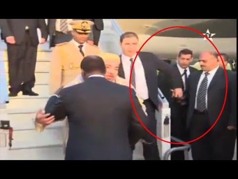 شاهد  ماذا أعطى حارس الملك الشخصي إلى زميله