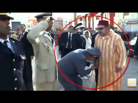 صعوبة تقبيل يد الملك محمد السادس
