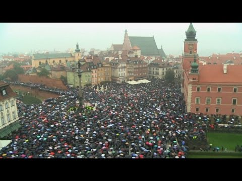 عشرات آلاف النساء يتظاهرن في بولندا