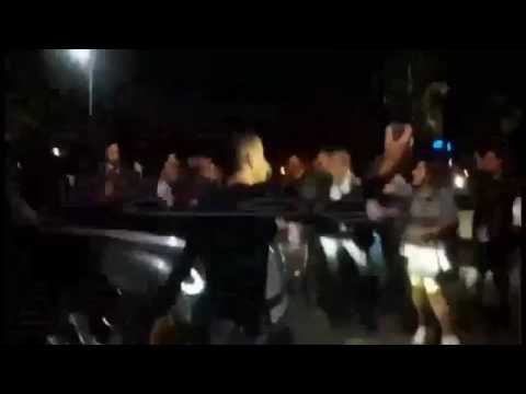 شاهد مواطنون يحاصرون سيارة ملك المغرب أثناء تجوله