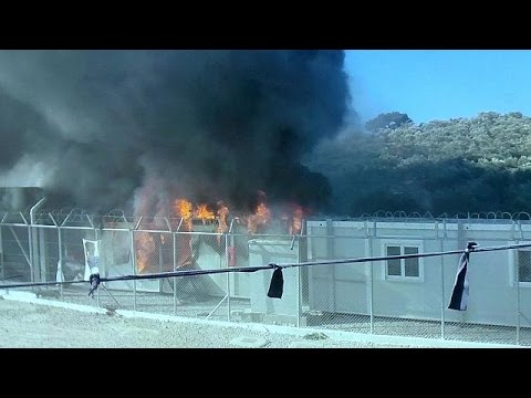 مهاجرون يضرمون النار في احد مخيمات جزيرة لسبوس اليونانية