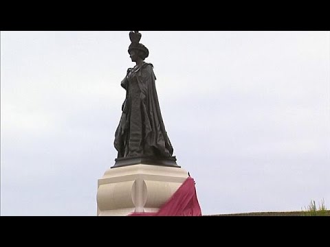 الملكة اليزابيث تدشن تمثالاً لوالدتها
