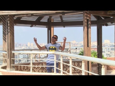 المشوخي فنان شاب تثير أغانيه الكوميدية جدلًا واسعًا في غزة