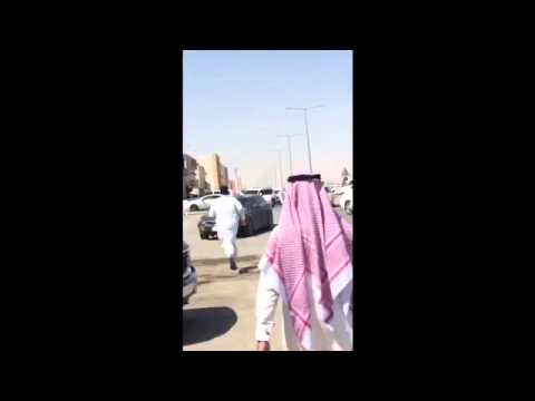 لحظة القبض على شاب في السعودية لمدحه تنظيم داعش