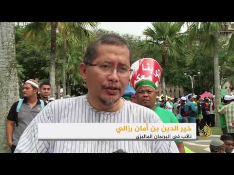 شاهد مطالبات ماليزية بتحرك عسكري لوقف إبادة الروهينغا
