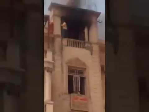 شاهد لحظة سقوط سيدة بعد محاولة انقاذها من الحريق