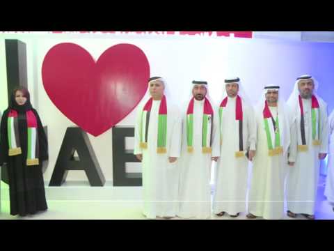علم الإمارات يزين طرق دبي والمترو
