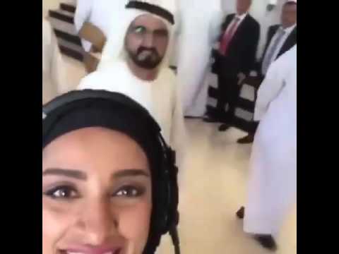 شاهد ما فعله حاكم دبي مع فتاة تلتقط سيلفى