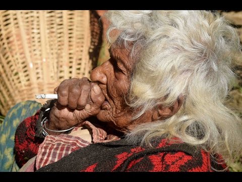 حكاية امرأة عجوز أدمنت التدخين 95 عامًا