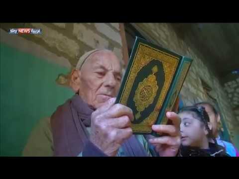 مسيحي يُعلم أطفال المسلمين القرآن الكريم في مصر
