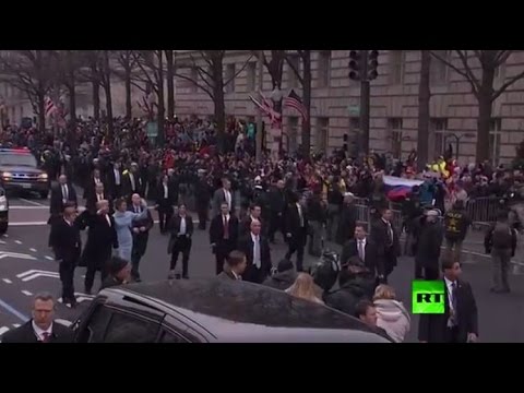 دونالد ترامب يُحيي العلم الروسي أثناء توجهه إلى البيت الأبيض