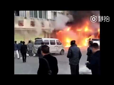 شاهد  لحظة اندلاع حريق في صالون تجميل وقفز الزبائن من النوافذ