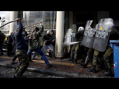 اشتباكات عنيفة بين الشرطة وبعض المزارعين في أثنيا