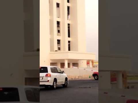 رجل يحاول الانتحار من أعلى مستشفى