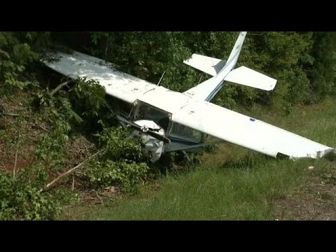 كاميرا للشرطة تلقط لحظة تحطم طائرة صغيرة في تكساس