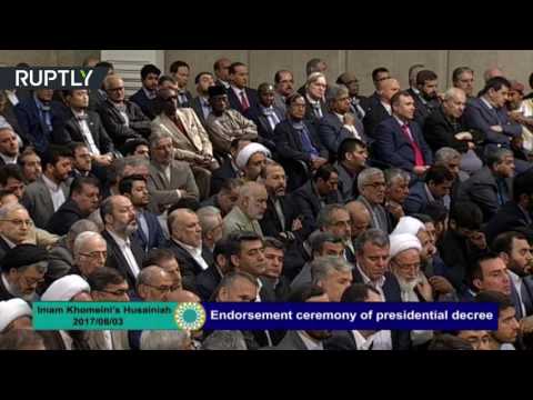خامنئي يسلم روحاني مرسوم تولي رئاسة إيران