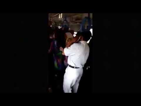 شاهد أمين شرطة يعتدي على مواطنة داخل عربات المترو