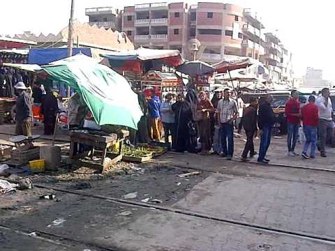 شاهد قطار مسرع يمر وسط المواطنين في سوق العامرية في مصر
