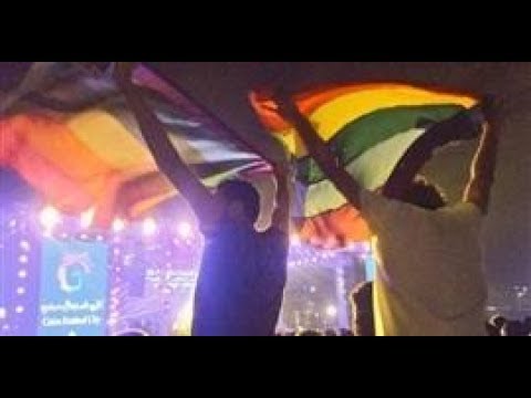 شاهد  شاهد علم للمثليين يرفع في حفل غنائي