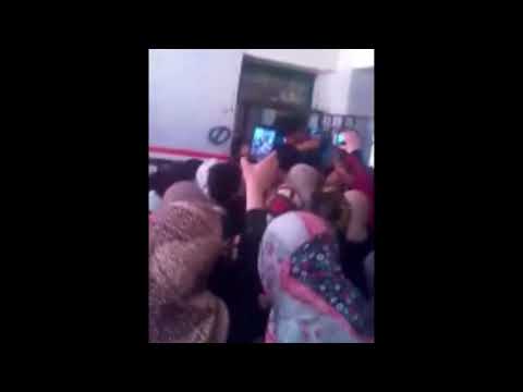 شاهد علقة ساخنة لخاطف أطفال داخل مدرسة في الخصوص