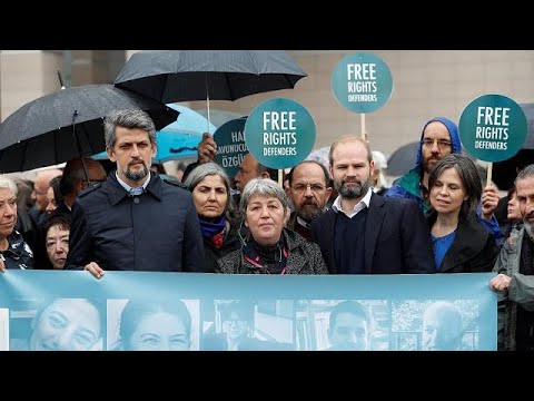 شاهد تركيا تبدأ محاكمة 11 من نشطاء حقوق الإنسان