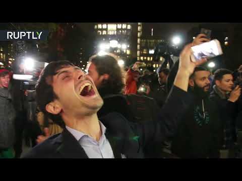 شاهد مناهضو الرئيس ترامب يحتجون ضده بالصراخ المدوي
