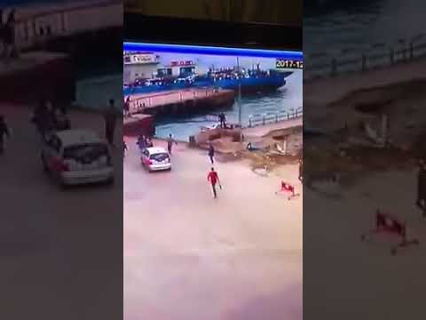 شاهد لحظة سقوط سيارة في مياه قناة السويس في بورسعيد