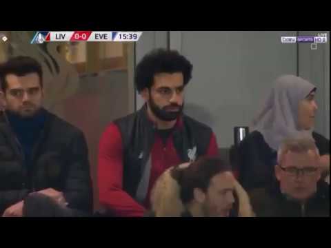 شاهد زوجة محمد صلاح تداعب نجلتها مكة