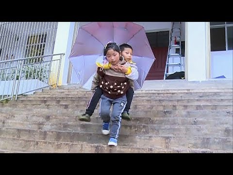 طفلة عمرها 9 أعوام تحمل أخاها المعاق يوميًّا إلى المدرسة