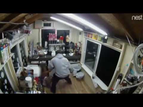 بالفيديو شاب يقتحم مقهى ويختطف بائعة لاغتصابها