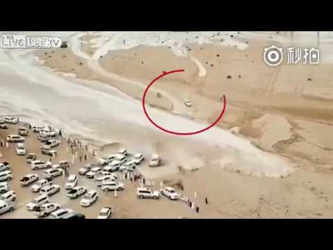 شاهد سائق يدخل في سباق مع السيول للنجاة بحياته