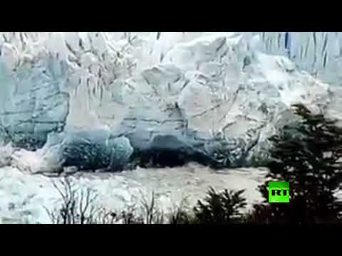 لحظة تحطم جزء كبير من جبل بيريتو مورينو الجليدي