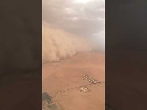 شاهد  عاصفة ترابية قادمة إلى الأراضي المصرية