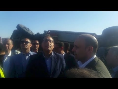 شاهد رئيس الوزراء المصري يُتابع انقلاب شاحنة في أسوان