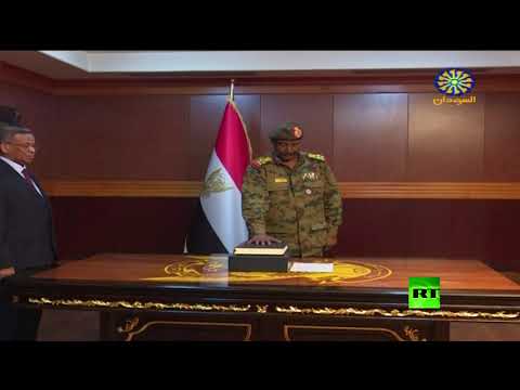 شاهد  البرهان يُؤدي القسم رئيسًا للمجلس العسكري الانتقالي في السودان