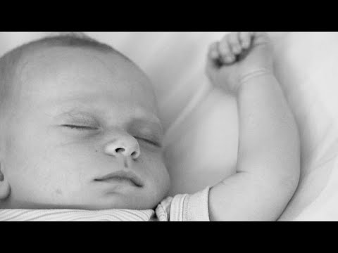 شاهد معاقبة أبوين بالسجن والغرامة كادا يتسببان في موت طفلتهما بالسويد