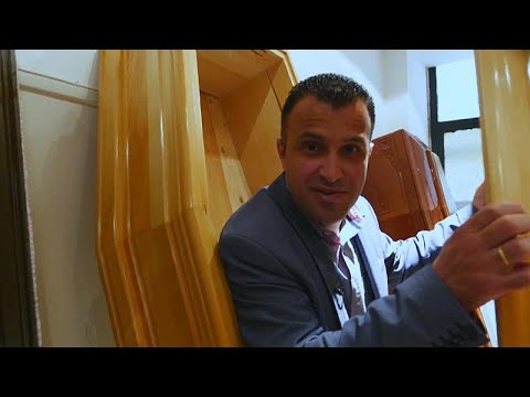 شاهد مُرشح يوناني يبدأ حملته الانتخابية وهو يخرج من نعش