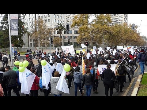 آلاف المتظاهرين يملأون شوارع سانتياغو في إطار إضراب مفتوح لهيئة التدريس