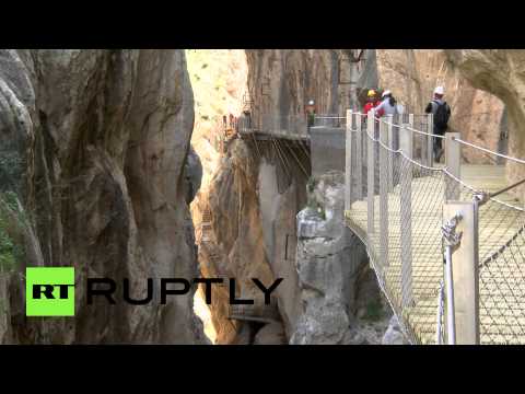 شاهد افتتاح طريق ضيق يعد الأخطر في العالم