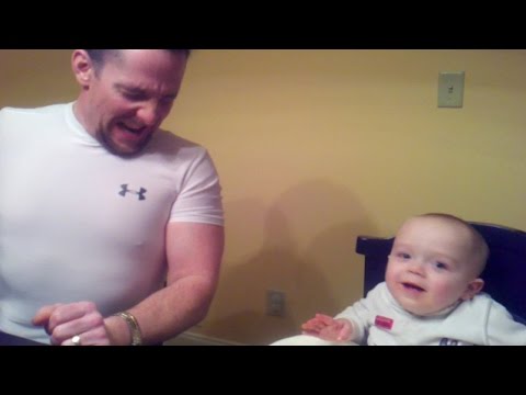 أب يعلم ابنه التجشؤ