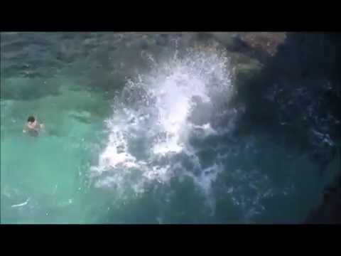 شاب يخاطر بحياته ب قفزة متهورة