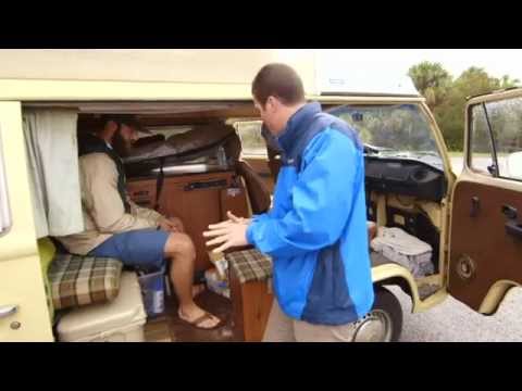 مليونير يفضل ان يعيش حياة بدائية