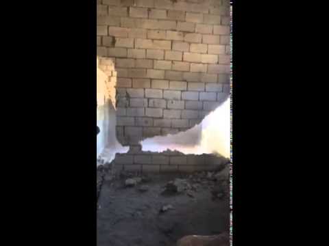 محاولة لبناني هدم جدار بطريقة مختلفة