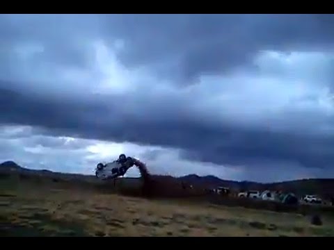 تحطم سيارة بالكامل في أخطر سباق بالعالم