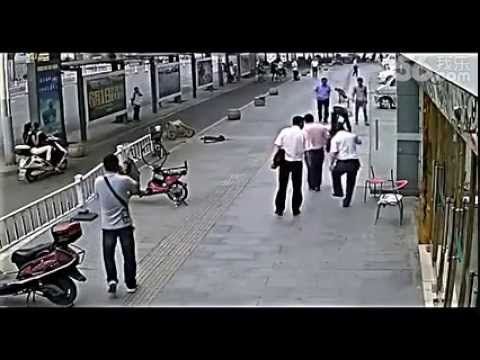 لحظة سقوط رجل من مبنى شاهق