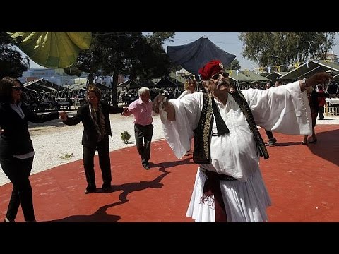 بالفيديو وزارة الدفاع اليونانية تعد مأدبة للفقراء