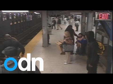 فيديو رجل سريع البديهة ينقذ شخصًا من موت محقق