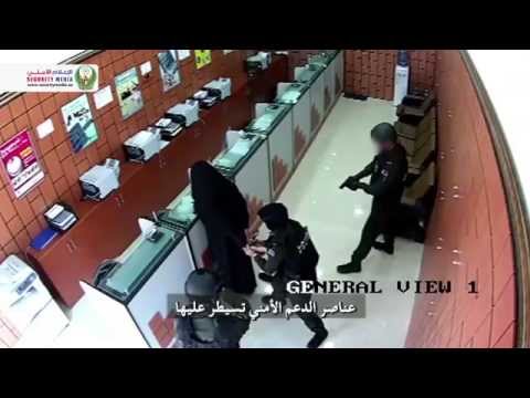 شاهد شبح مسلح يسطو على محل صراف