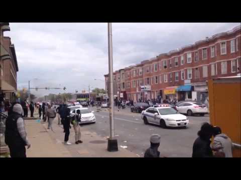 شاهد الزنوج يرجمون سيارات الشرطة الأميركية